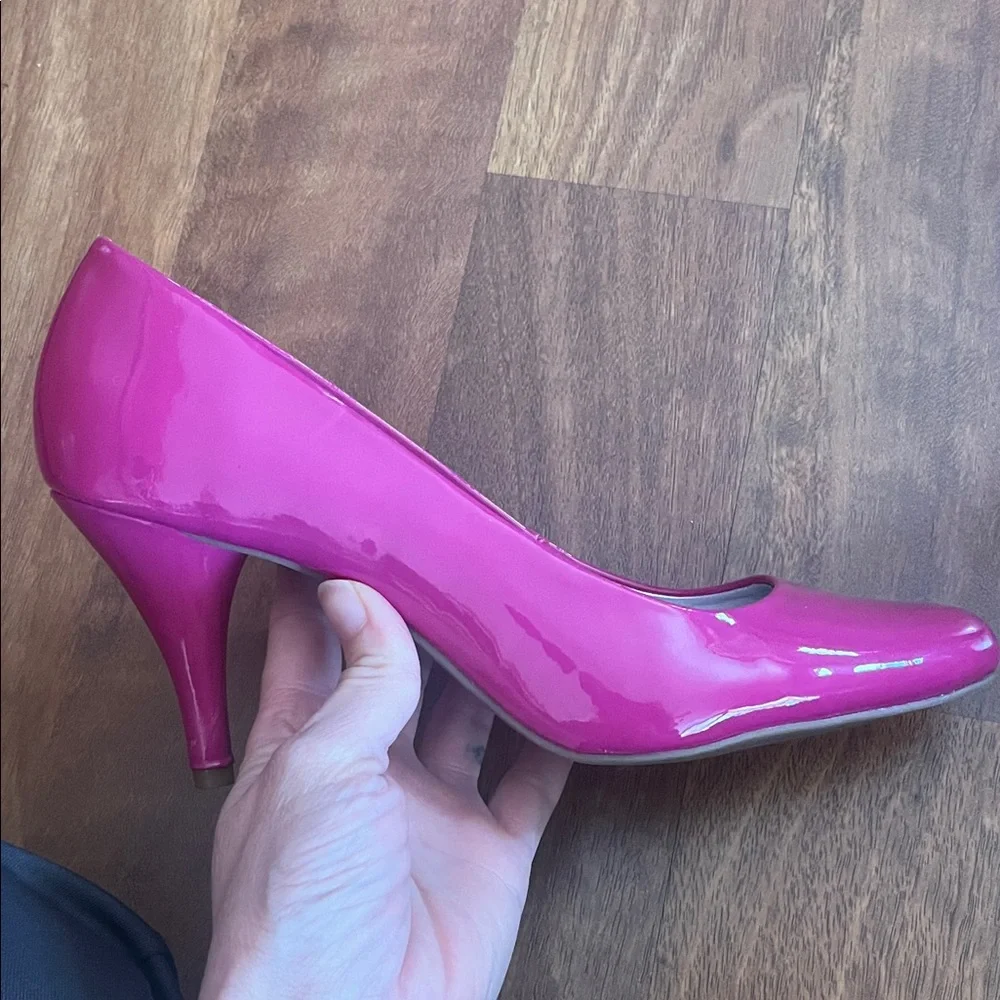 Like new Bandolino Fuchsia Heels - Picture 3 of 12